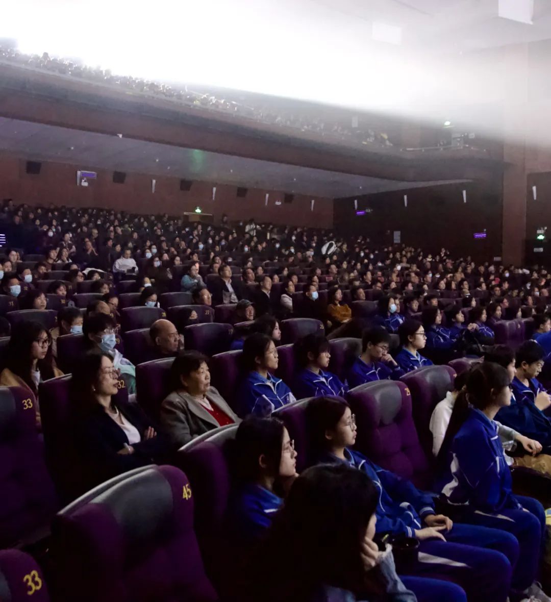 爱游戏娱乐-关于瑞士队观众热烈欢呼！，费德勒迎来五赛季出色发挥观众掌声雷动的信息