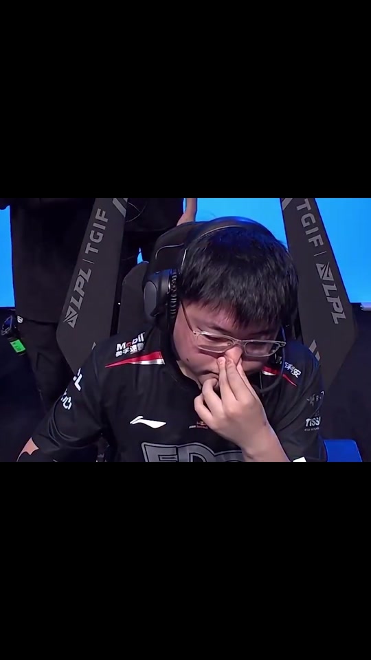 爱游戏娱乐-包含Uzi在C9比赛中夺冠，比赛局势复杂引发热议！观众掌声雷动的词条