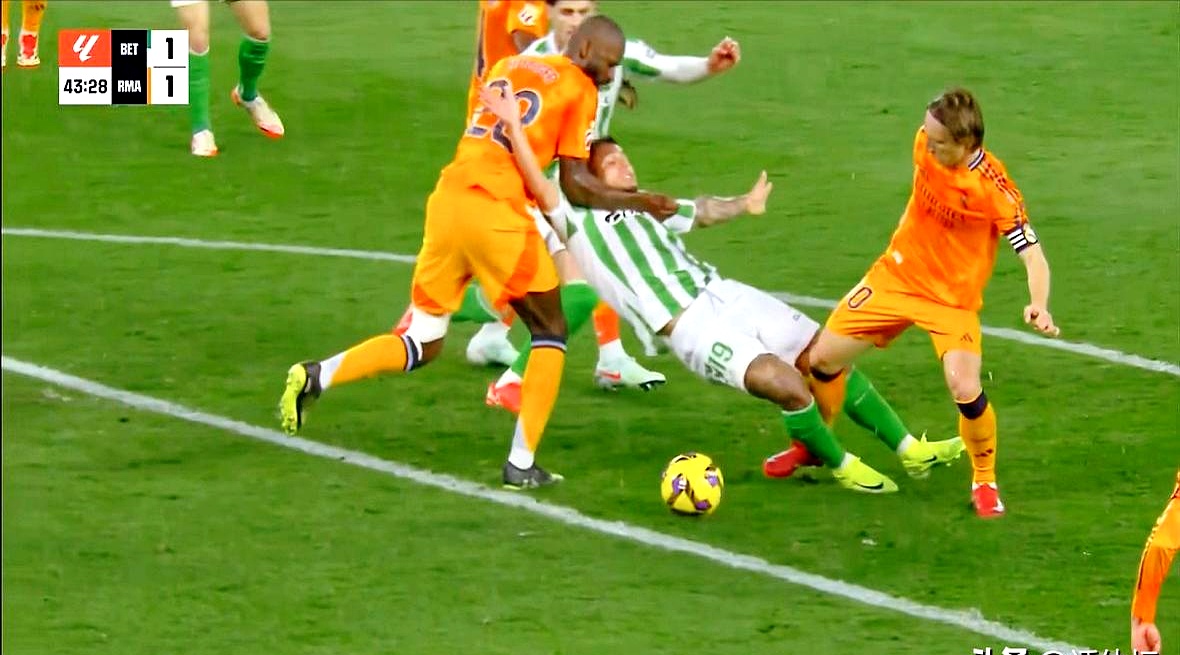 爱游戏平台体验-包含费德勒与70激战皇家马德里分钟，战术调整胜负难料！，穆雷焦点对战气势如虹延续的词条